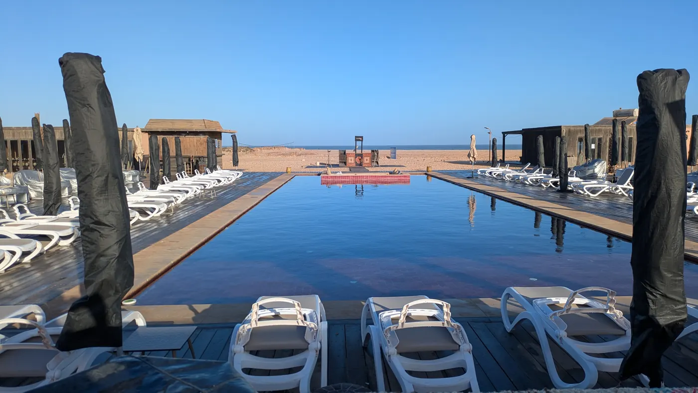 La piscine et les transats à MIA