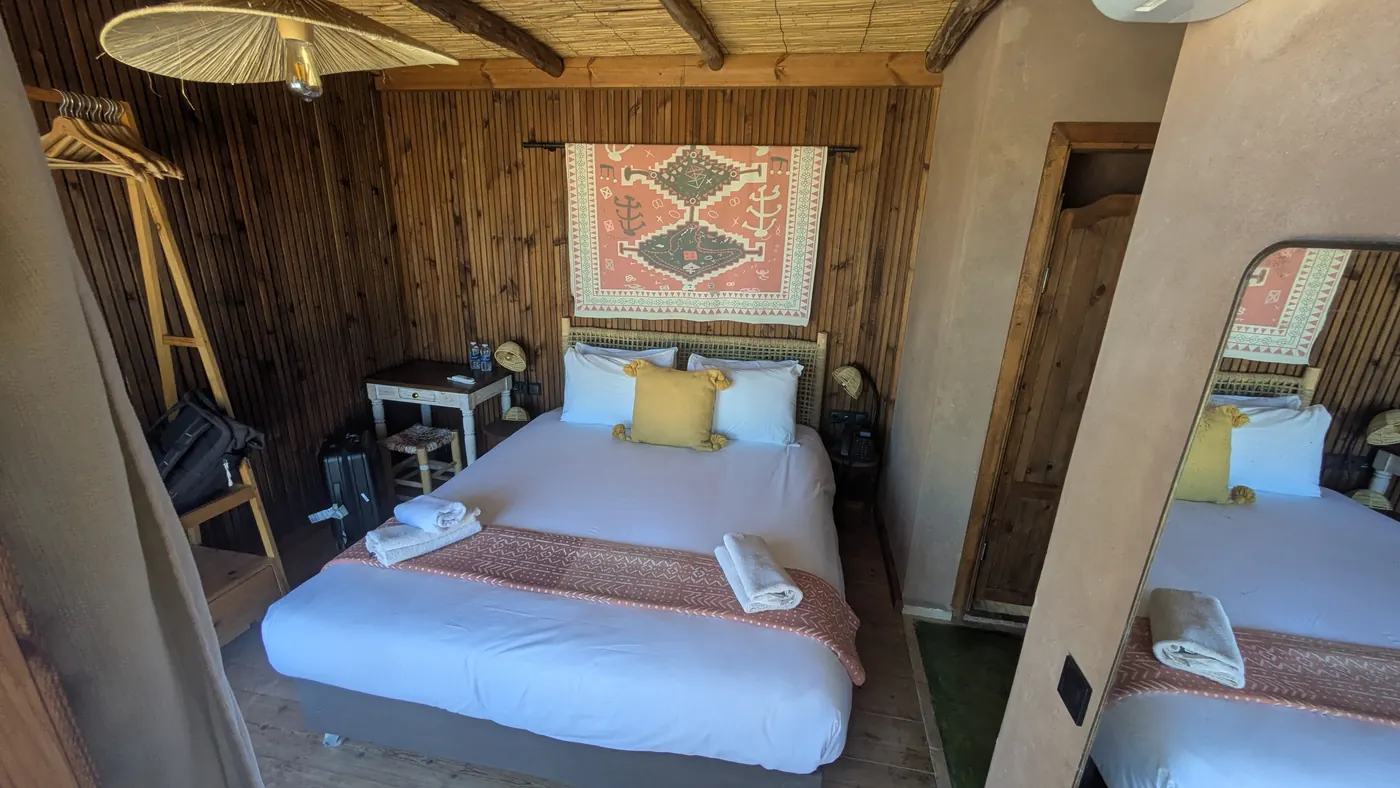 Une chambre en bois au camp