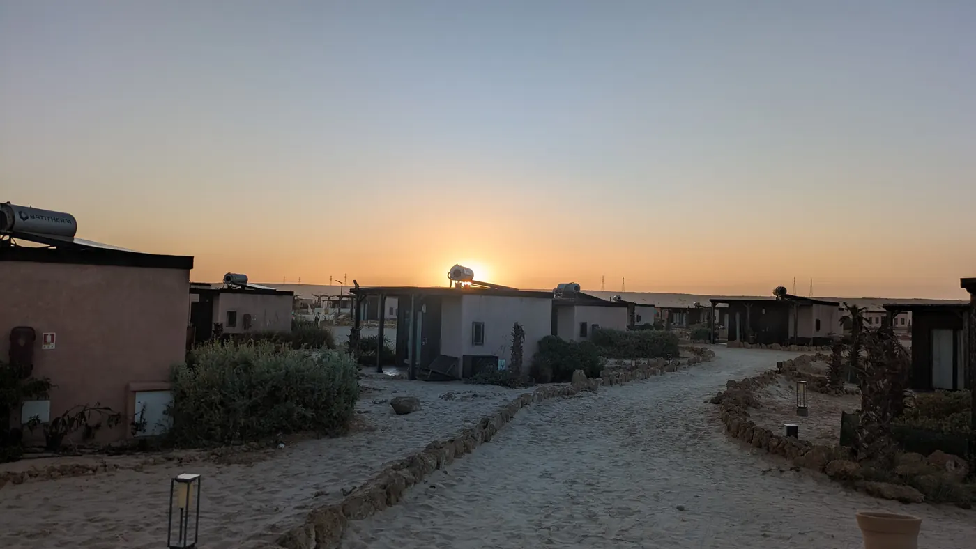 Le soleil à l’horizon derrière les hébergements