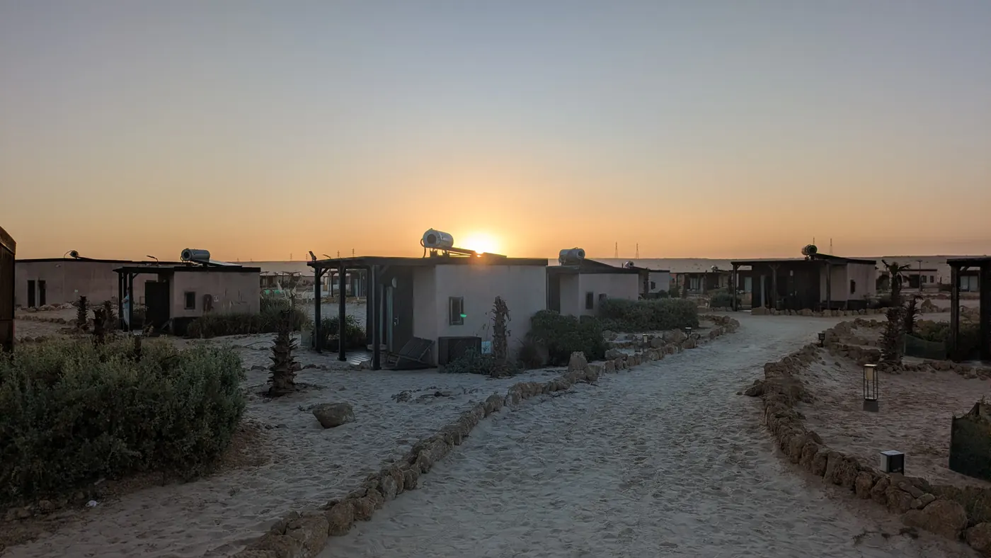 Le soleil à l’horizon derrière les hébergements