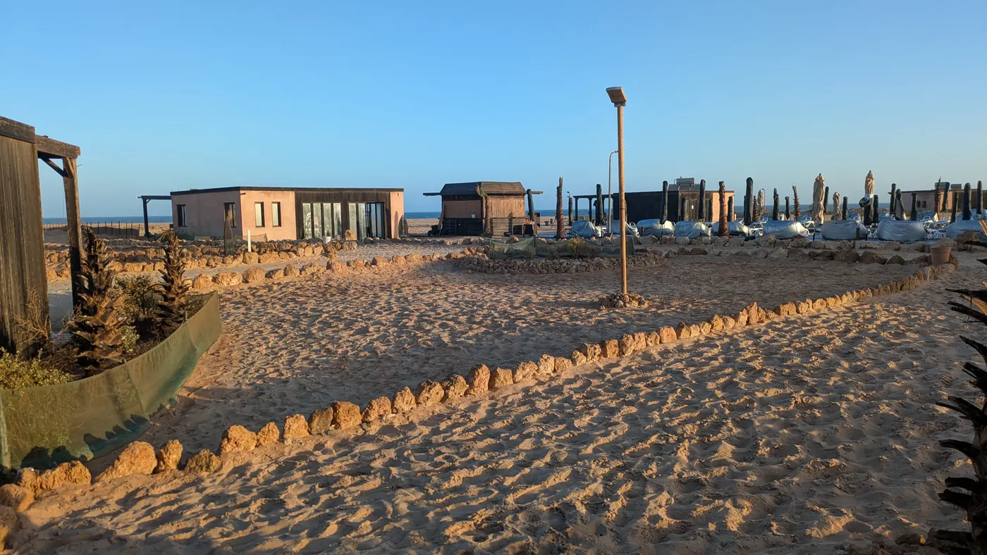 Les allées de sable entre les hébergements