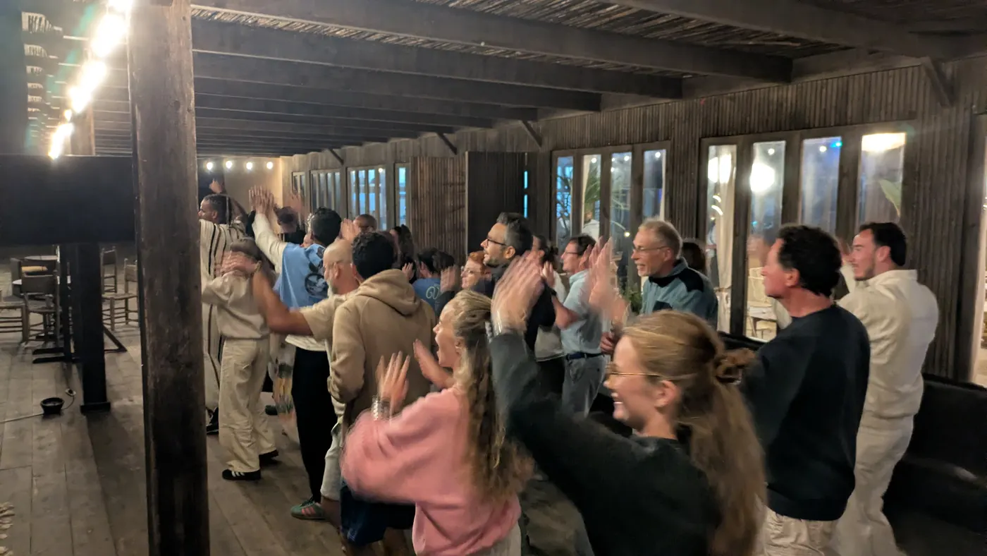 La soirée continue en groupe au camp