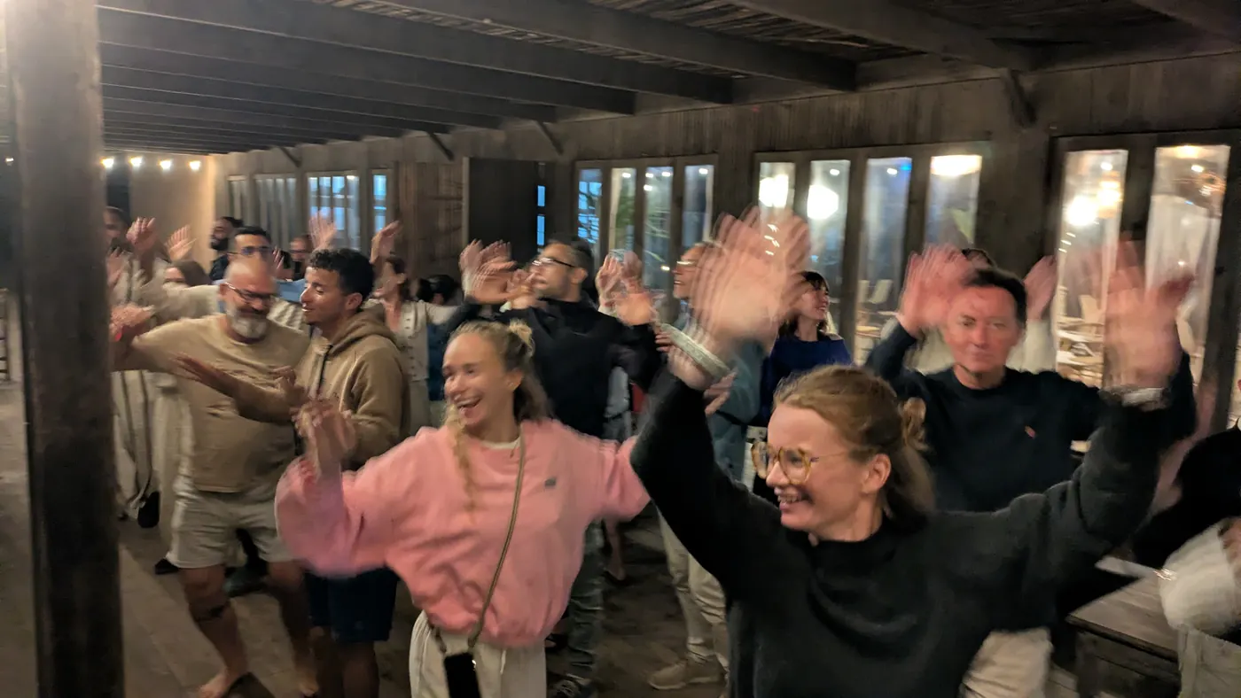 La soirée continue en groupe au camp