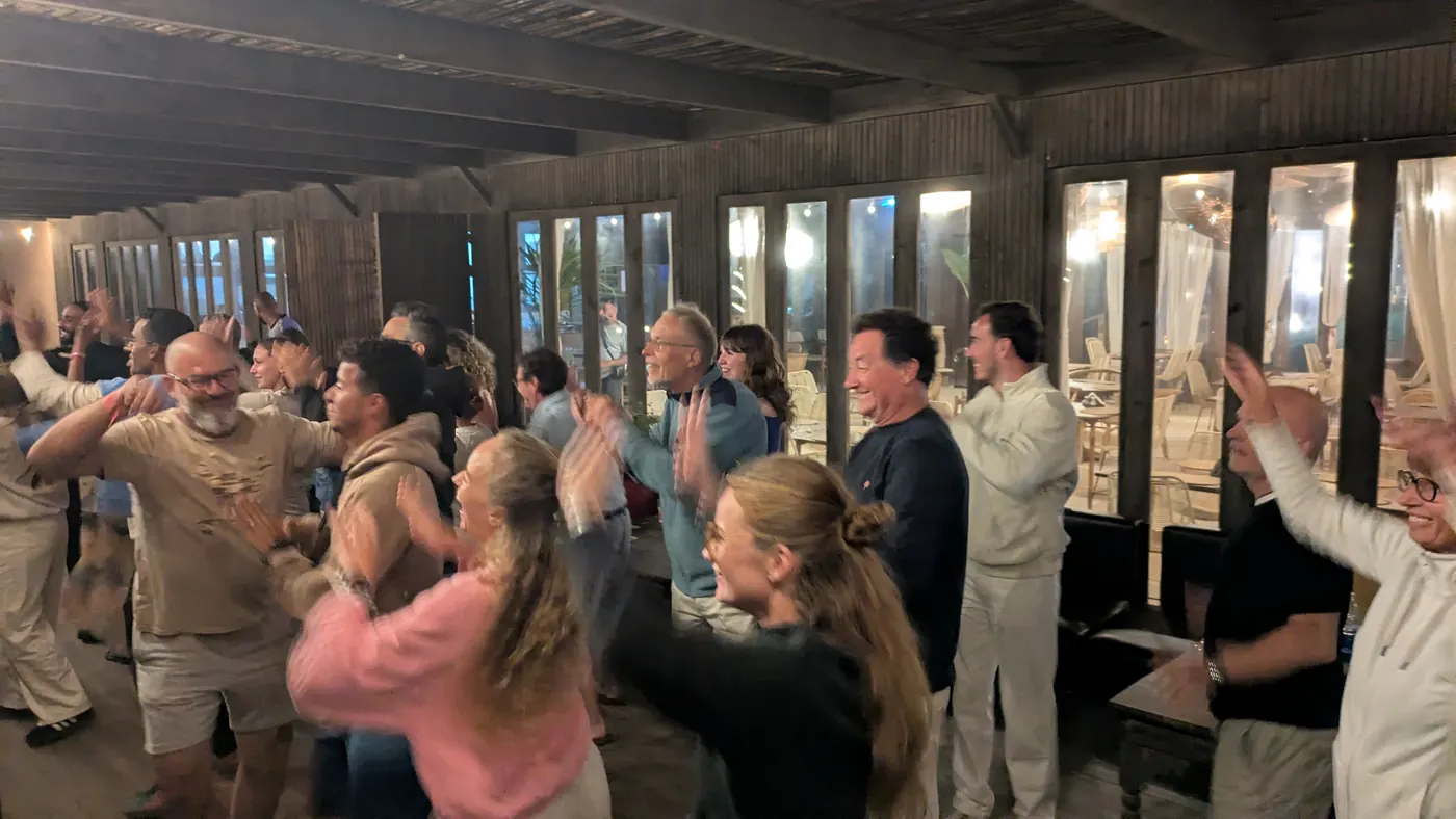La soirée continue en groupe au camp