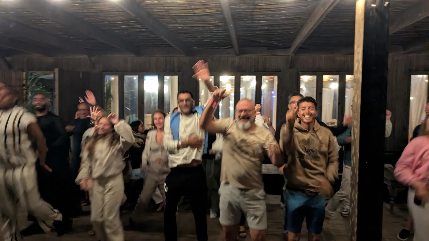 La soirée continue en groupe au camp