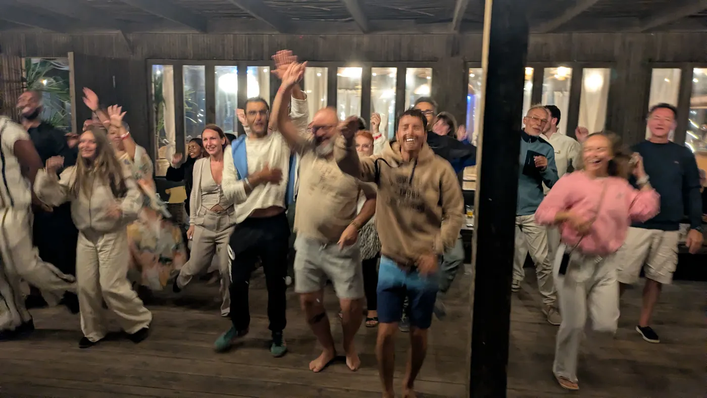 La soirée continue en groupe au camp