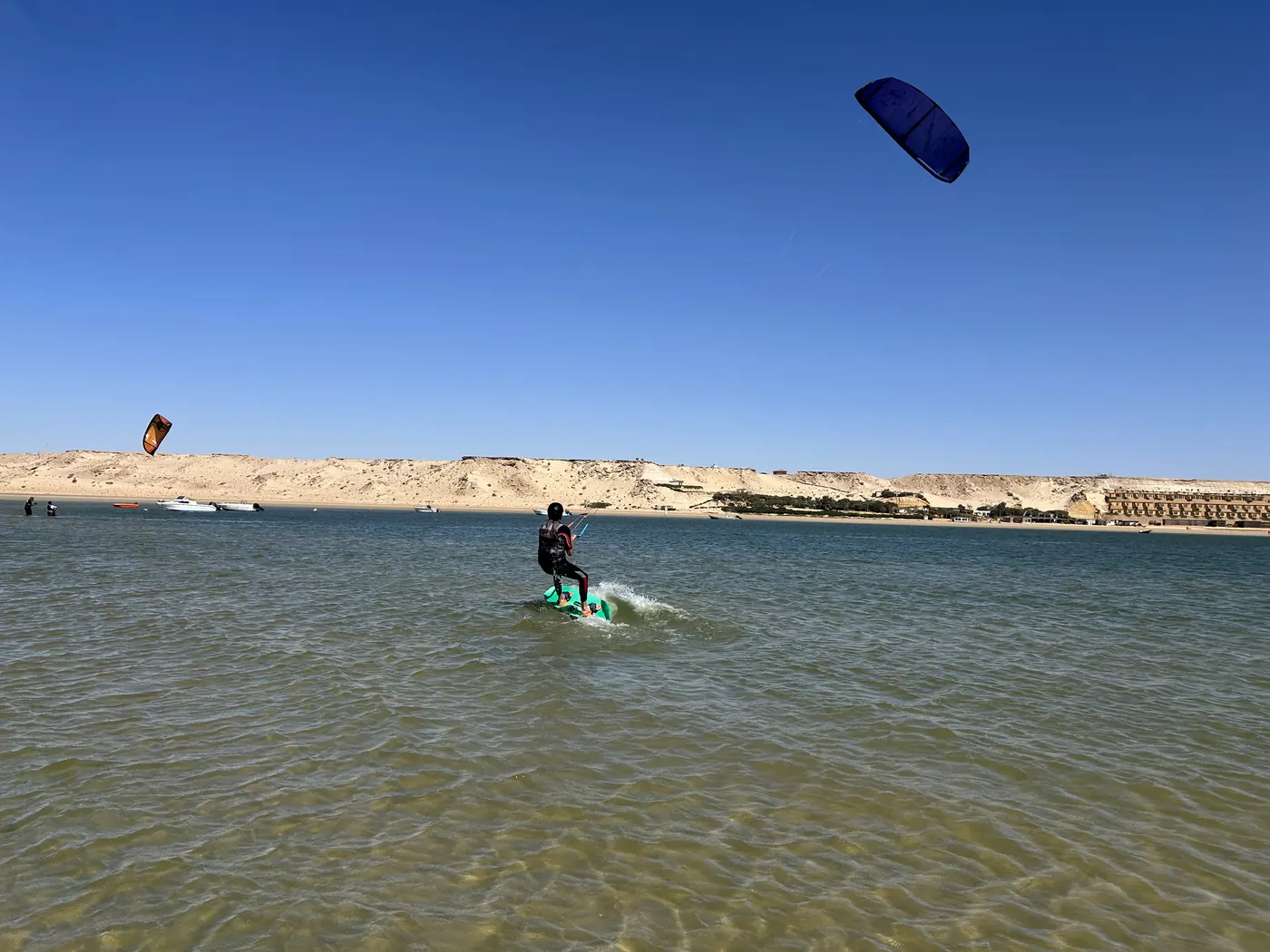 Kitesurf sur les eaux peu profondes de la lagune