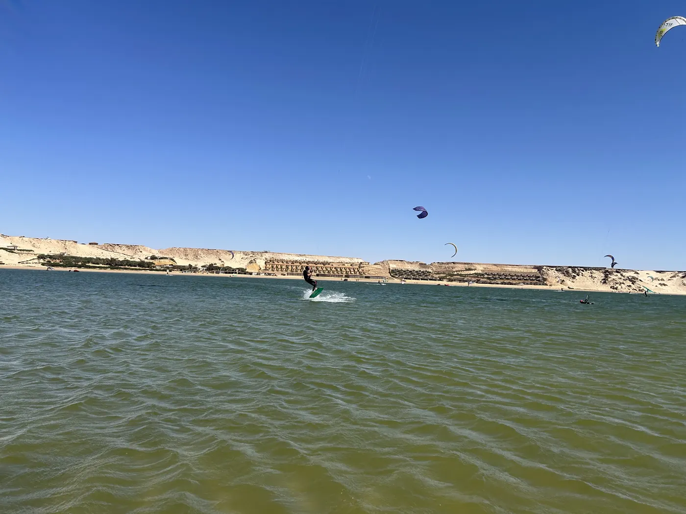 Les ailes de kitesurf au-dessus de la lagune