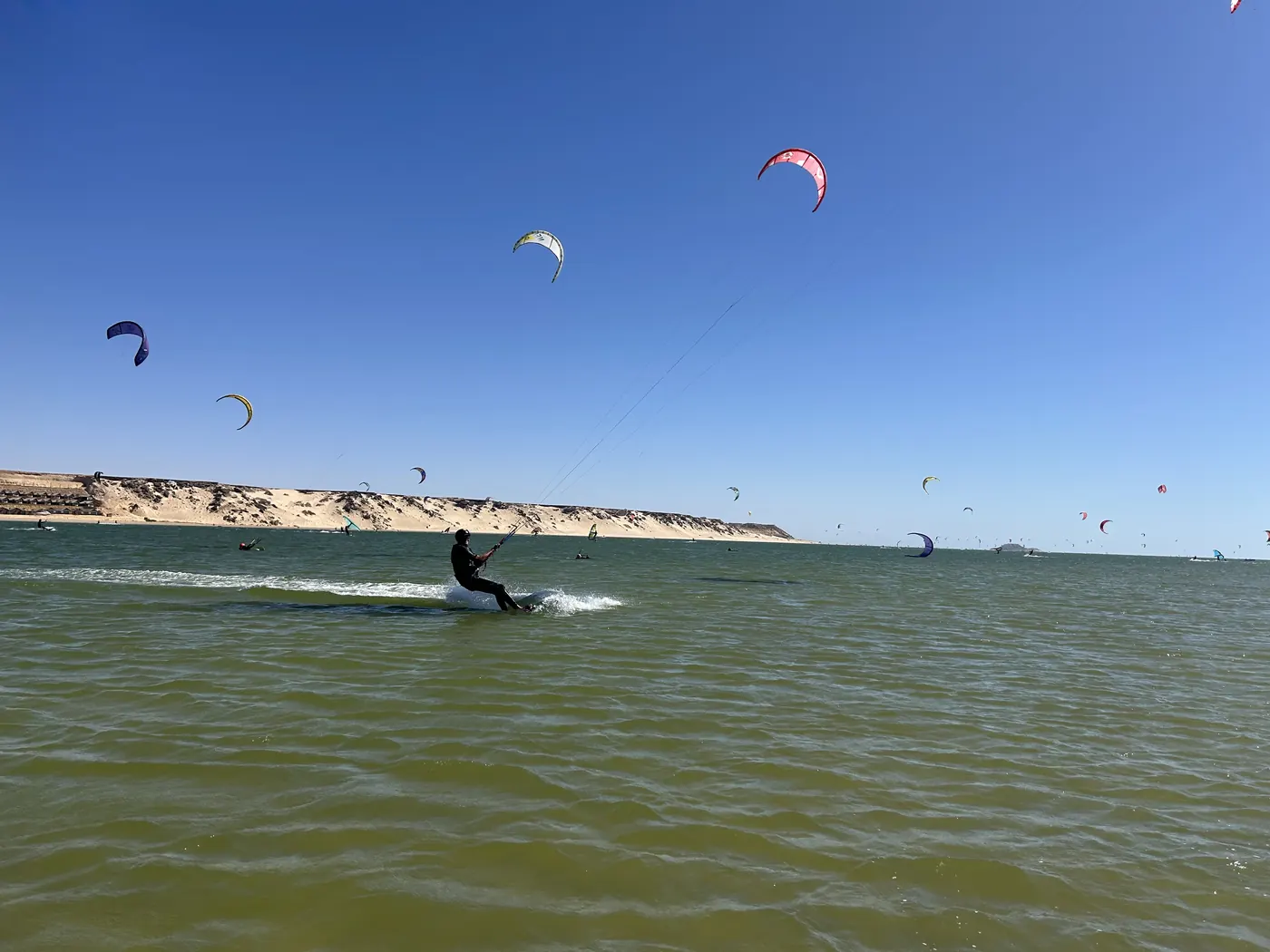 Les ailes de kitesurf au-dessus de la lagune
