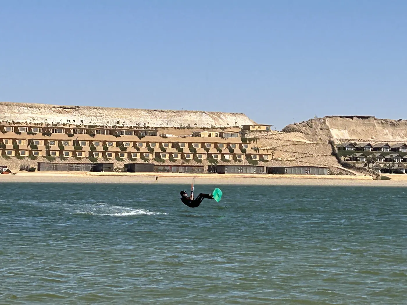 Une session de kitesurf devant les falaises de sable