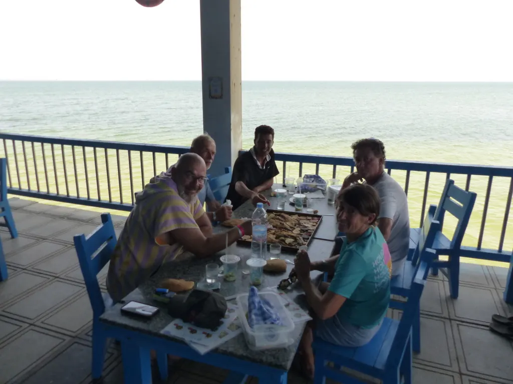 Un repas partagé en terrasse au bord de l’eau