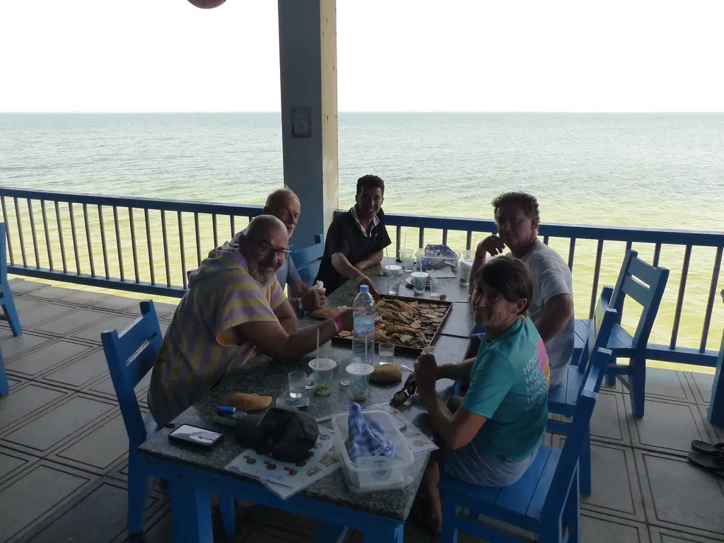 Un repas partagé en terrasse au bord de l’eau