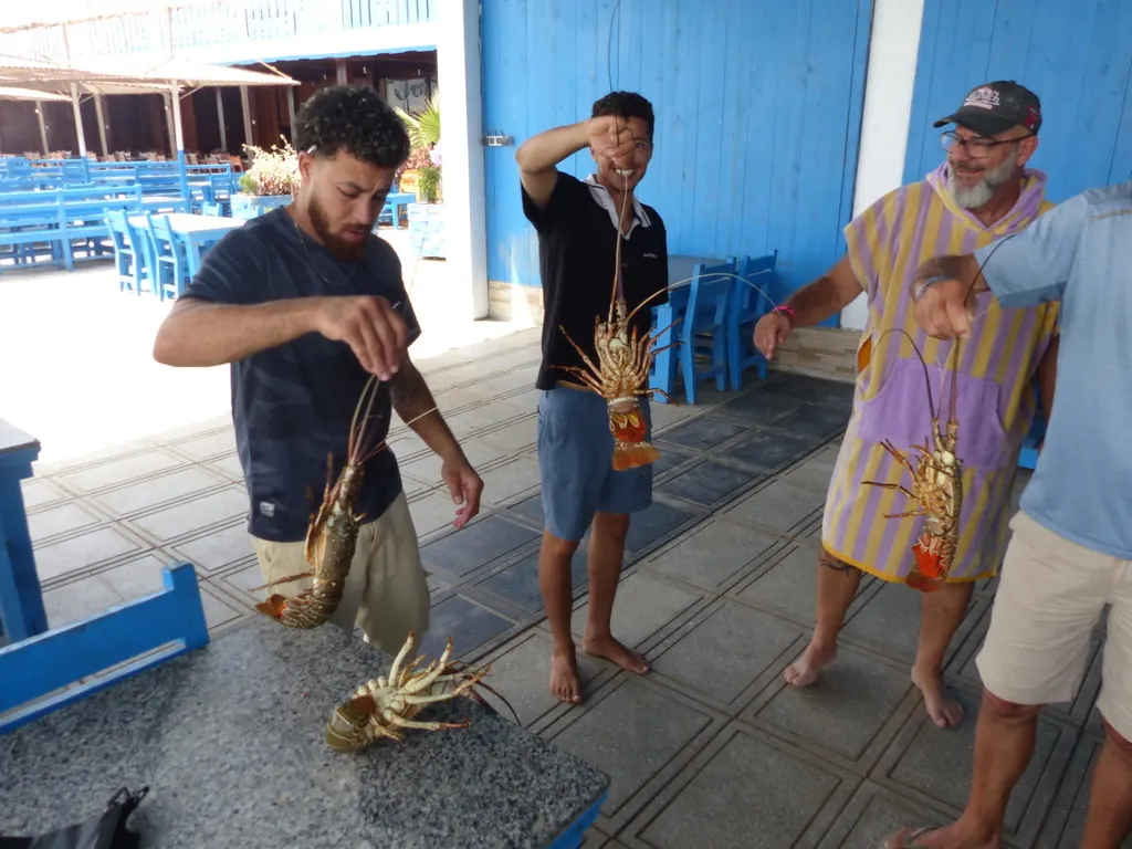 Un moment convivial au restaurant de la lagune