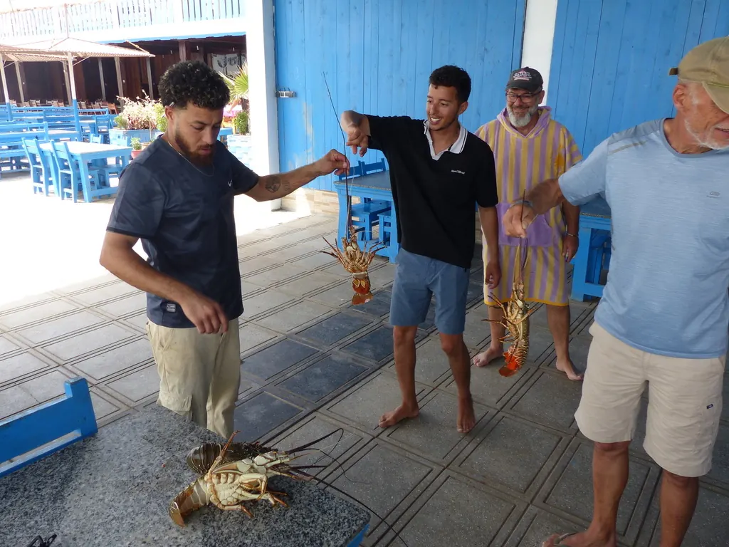 Un moment convivial au restaurant de la lagune