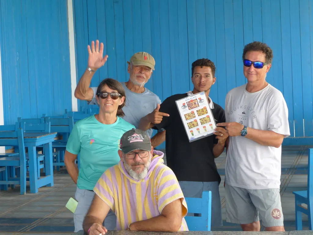 Une photo de groupe devant la terrasse bleue