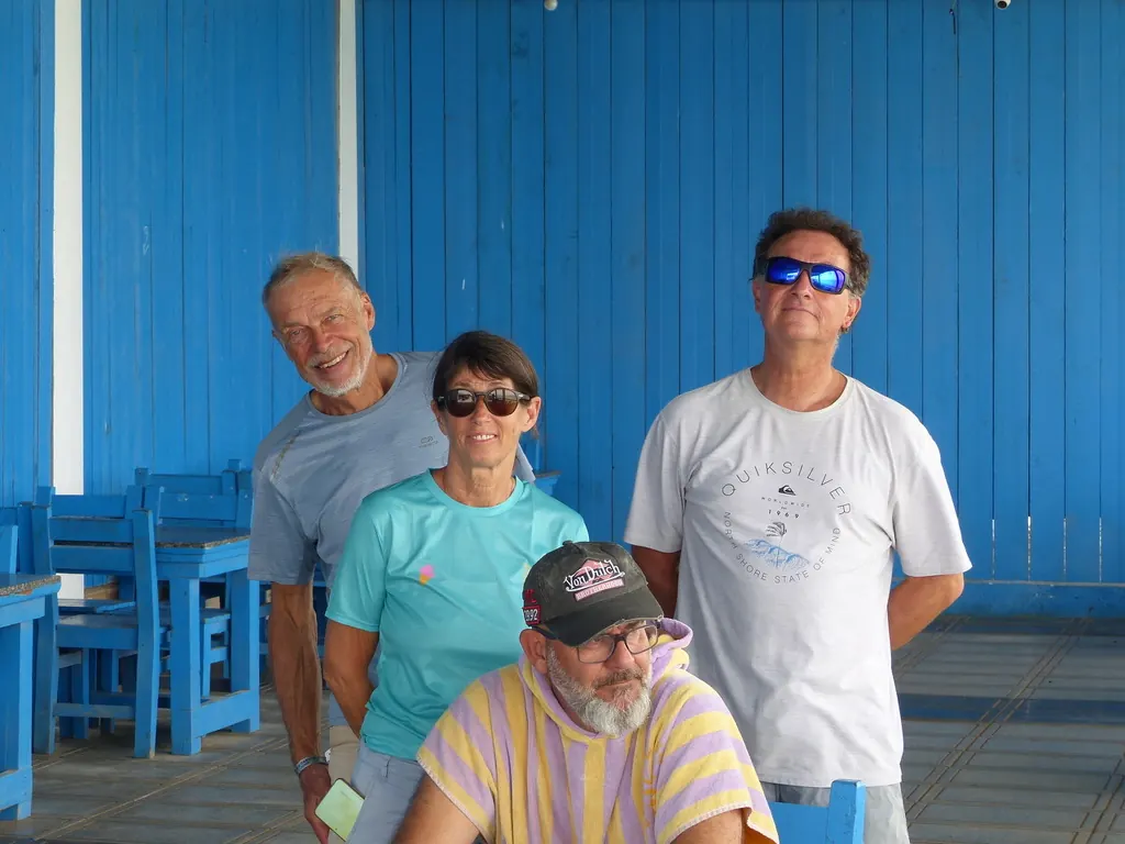Une photo de groupe devant la terrasse bleue