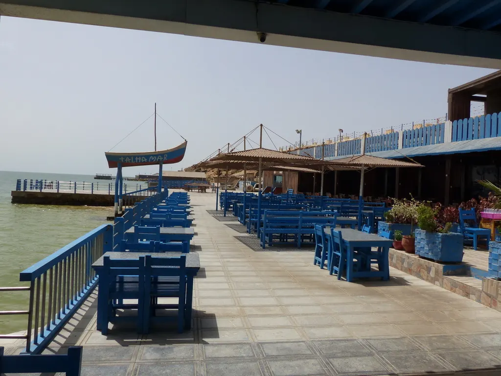 Les tables de la terrasse au bord de l’eau