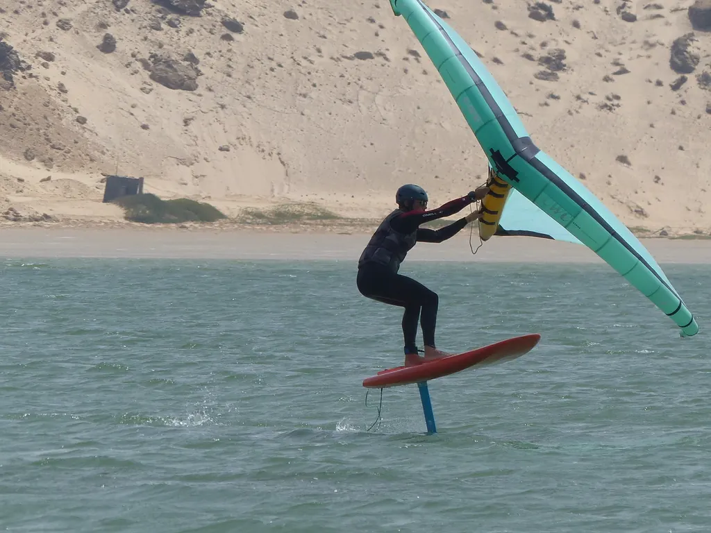 Wingfoil sur la lagune, devant les dunes