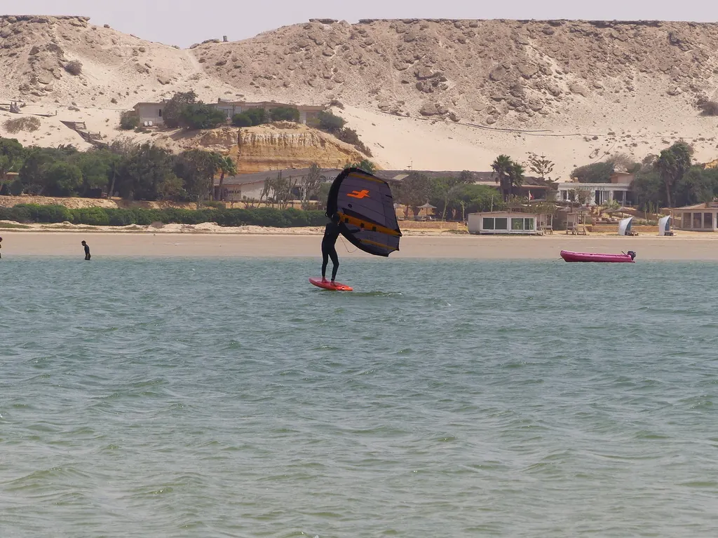 Wingfoil sur la lagune, devant les dunes