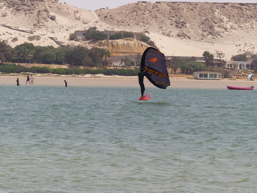 Wingfoil sur la lagune, devant les dunes