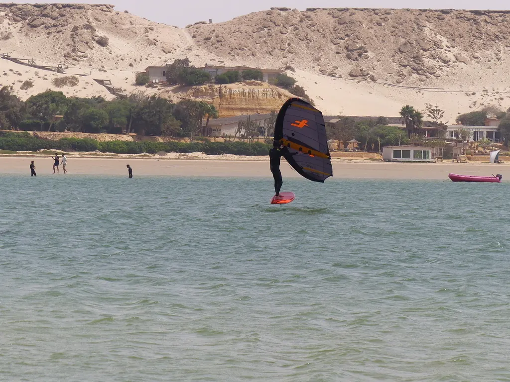 Wingfoil sur la lagune, devant les dunes