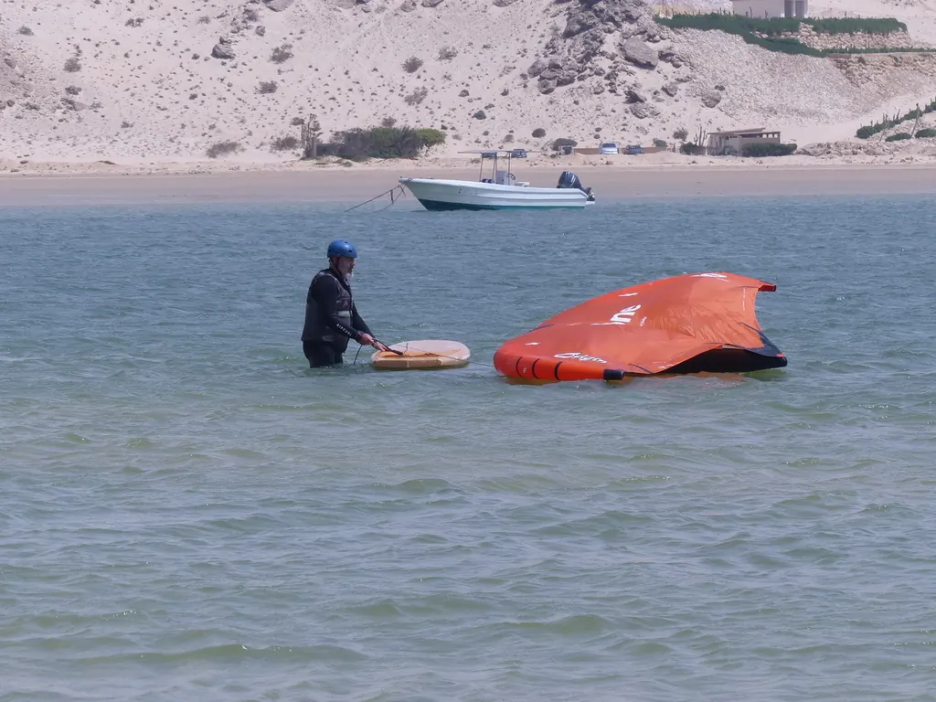Une pause dans l’eau avec la planche et l’aile