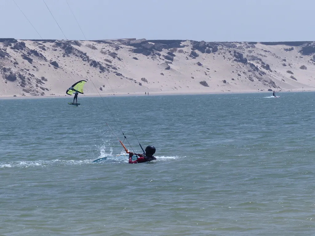 Kitesurf et wingfoil sur le même plan d’eau
