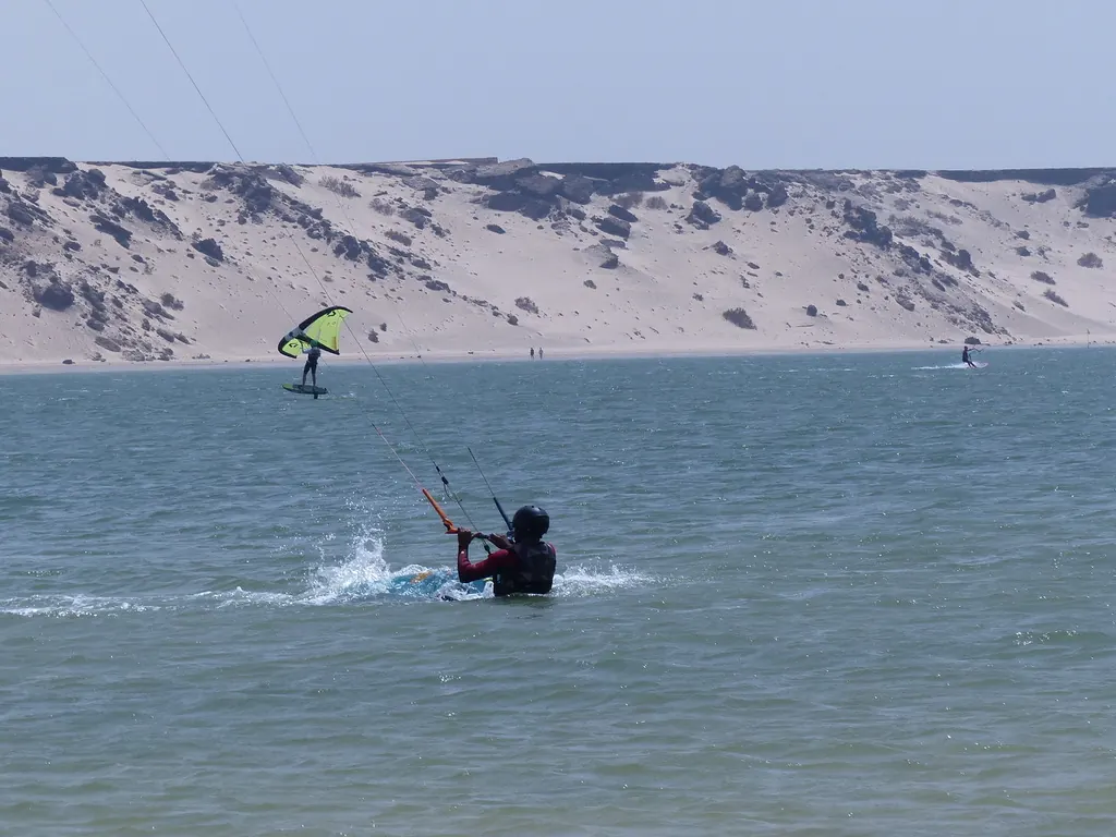 Kitesurf et wingfoil sur le même plan d’eau