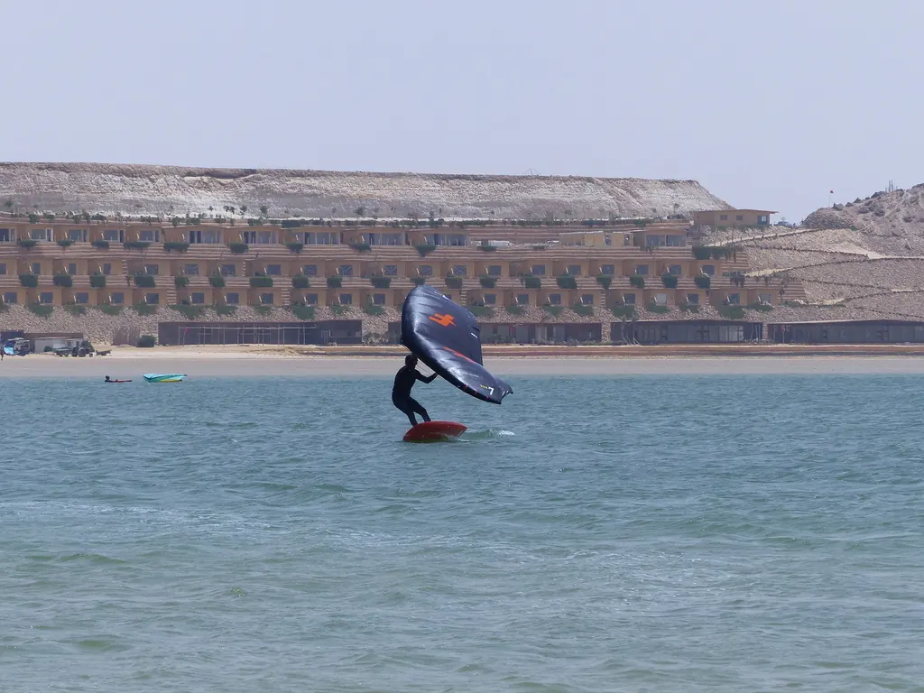Une session de wingfoil sur la lagune de Dakhla