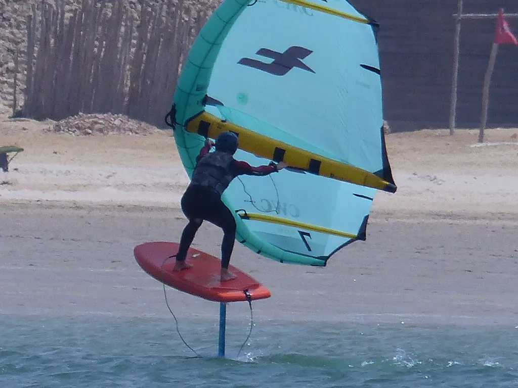 Une session de wingfoil sur la lagune de Dakhla