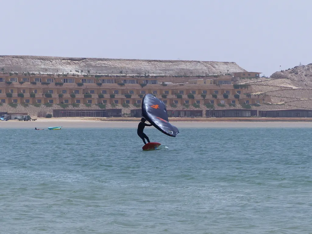 Une session de wingfoil sur la lagune de Dakhla