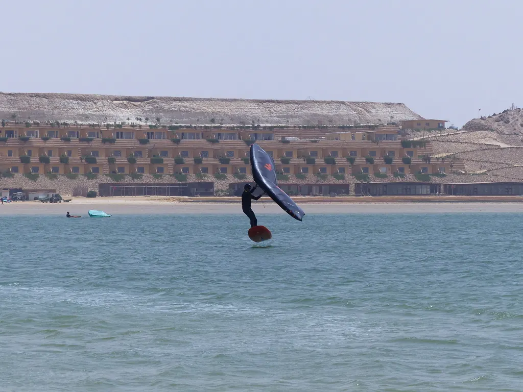 Une session de wingfoil sur la lagune de Dakhla