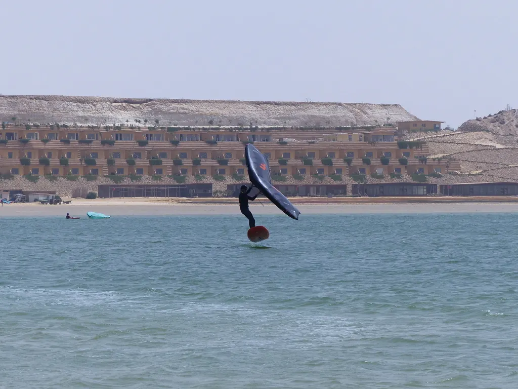 Une session de wingfoil sur la lagune de Dakhla