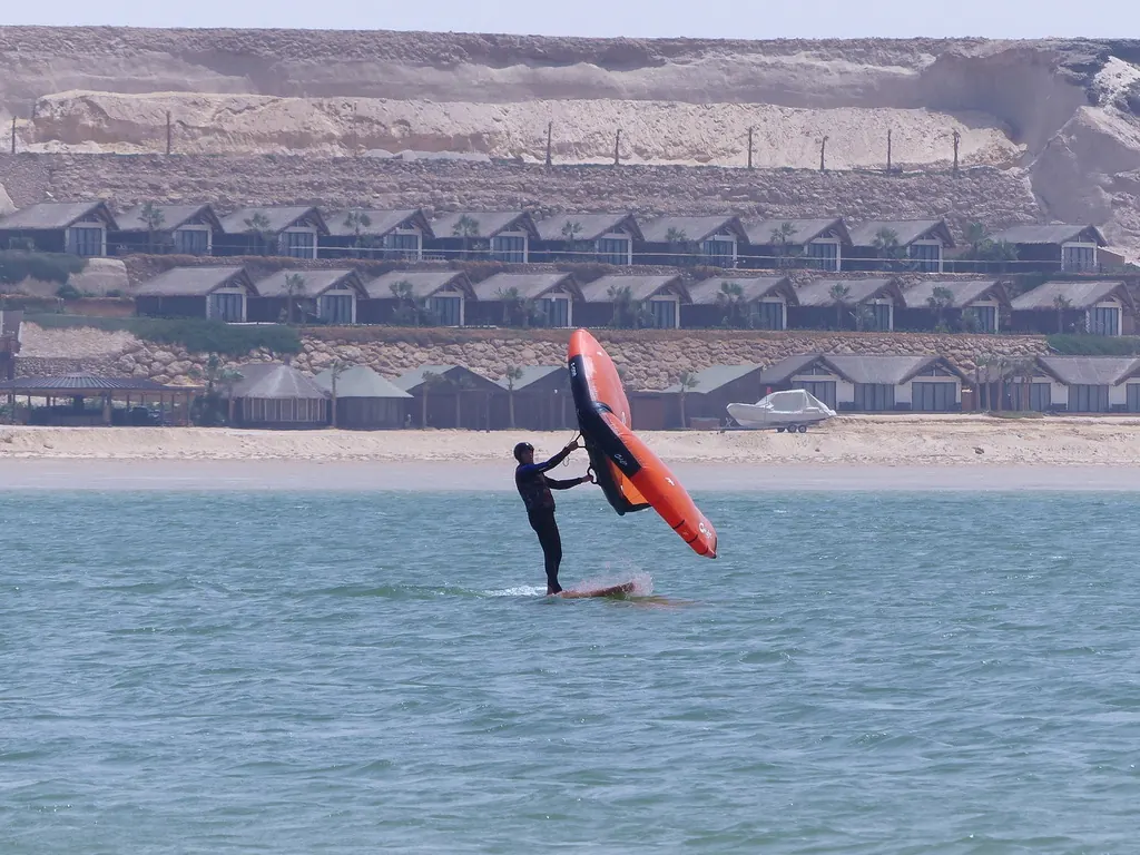 Une session de wingfoil sur la lagune de Dakhla