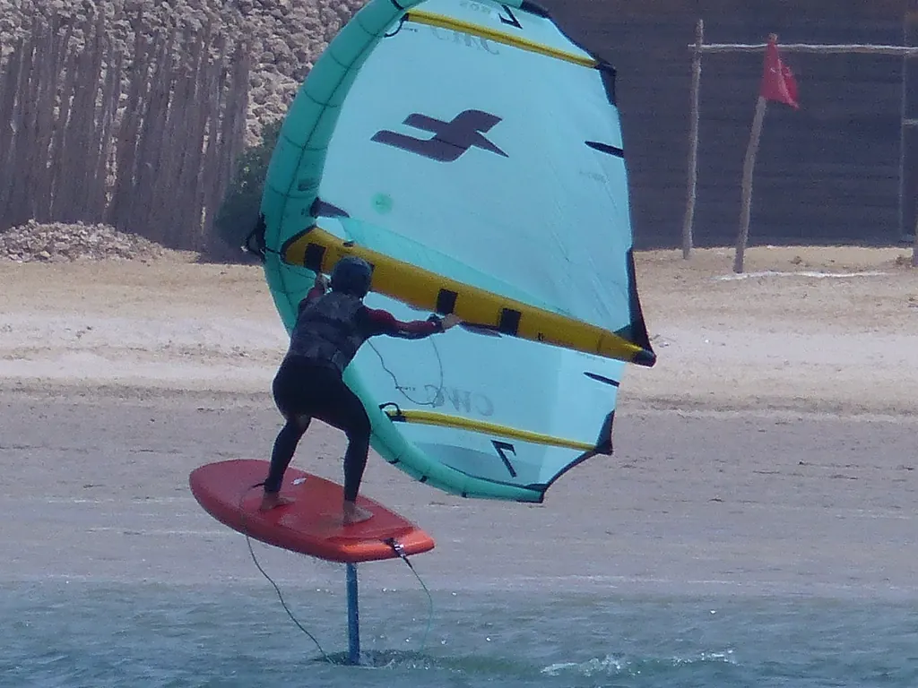 Une session de wingfoil sur la lagune de Dakhla