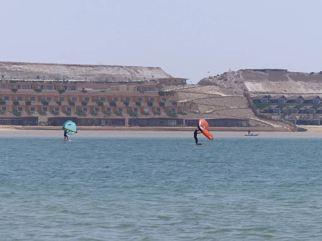 Les ailes de wingfoil se croisent sur la lagune