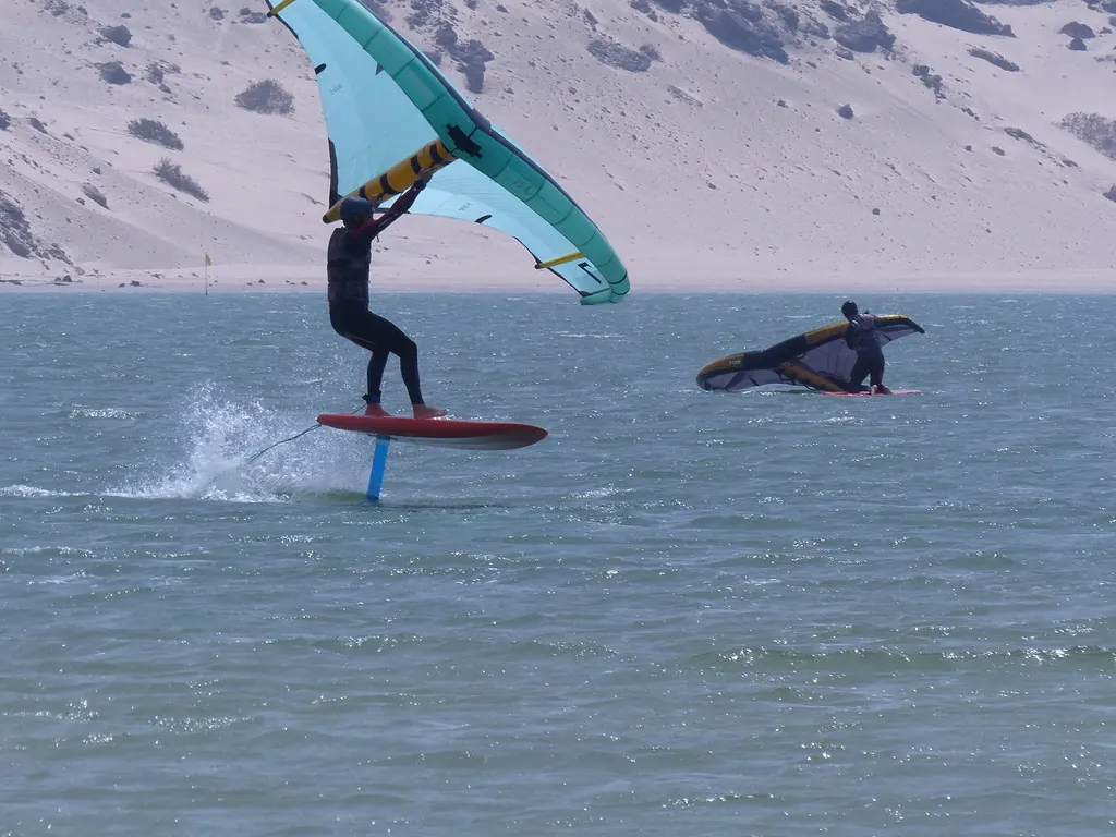 Les ailes de wingfoil se croisent sur la lagune
