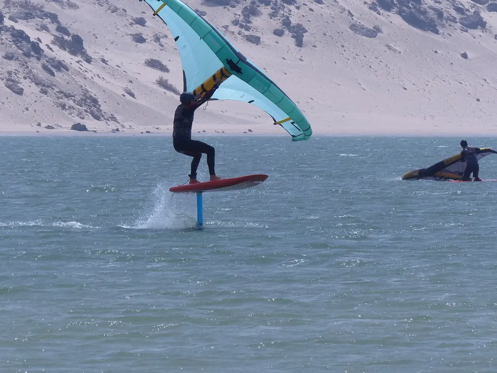 Les ailes de wingfoil se croisent sur la lagune