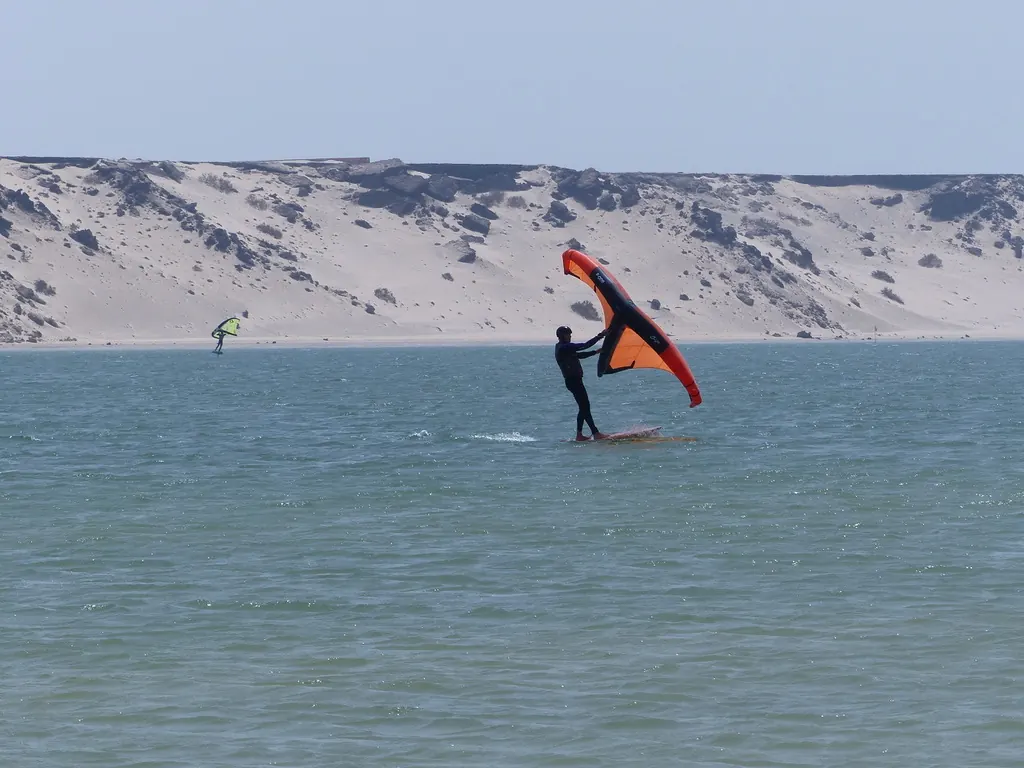Les ailes de wingfoil se croisent sur la lagune