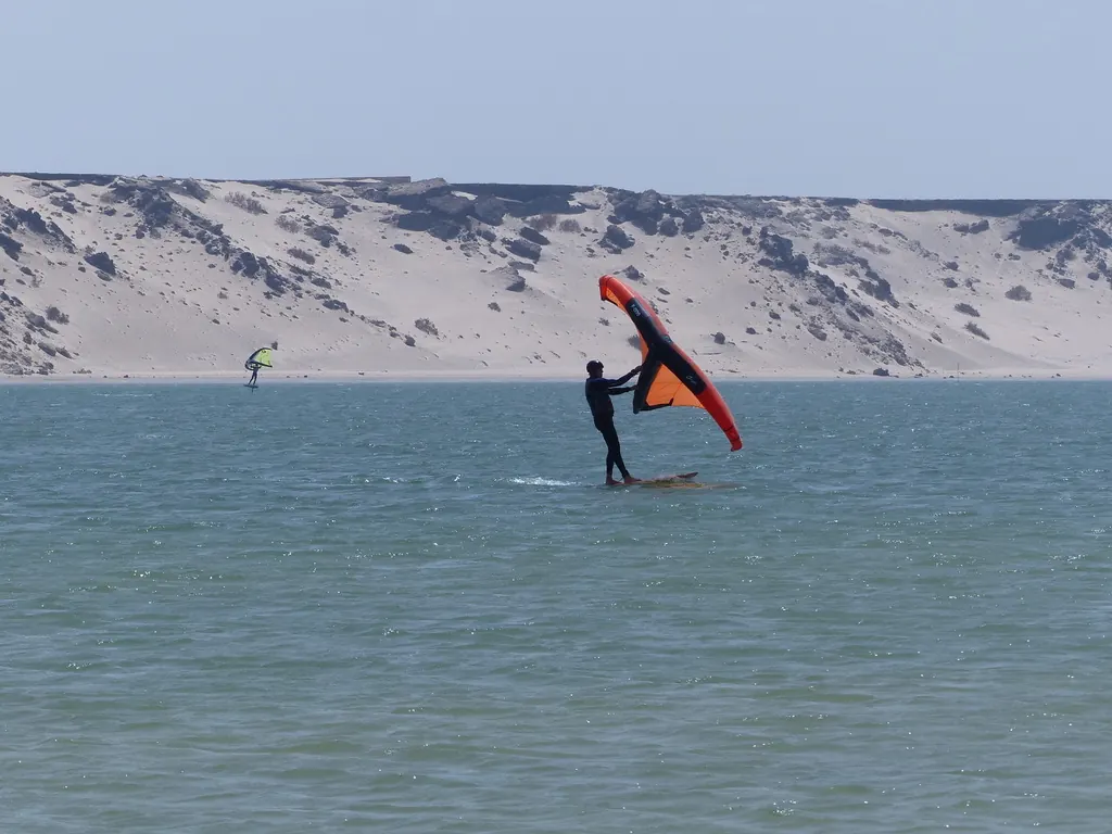 Les ailes de wingfoil se croisent sur la lagune
