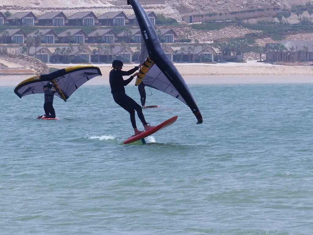 Une manœuvre en wingfoil au-dessus de l’eau