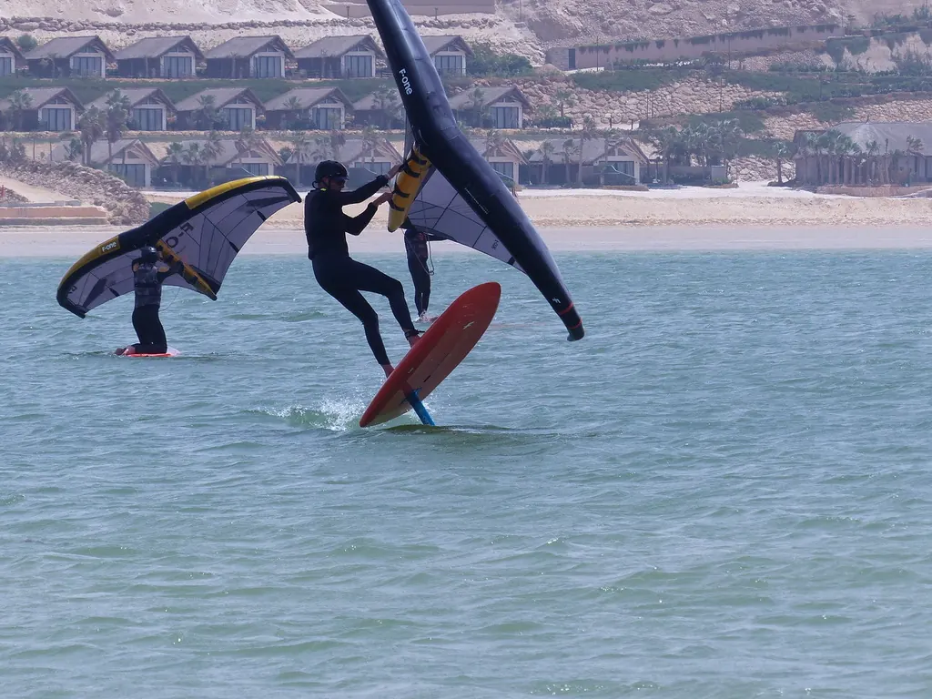 Une manœuvre en wingfoil au-dessus de l’eau