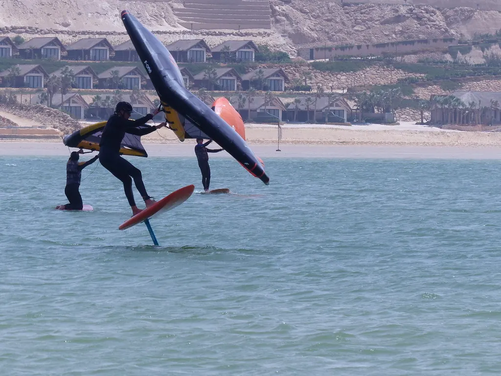 Une manœuvre en wingfoil au-dessus de l’eau