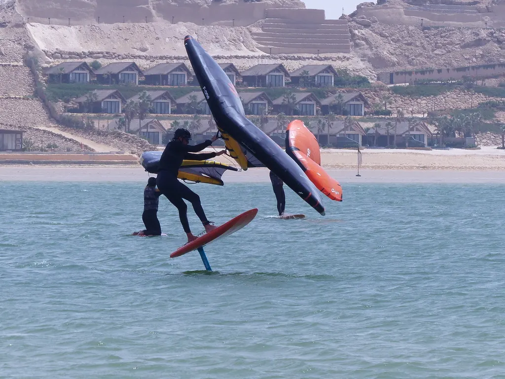 Une manœuvre en wingfoil au-dessus de l’eau