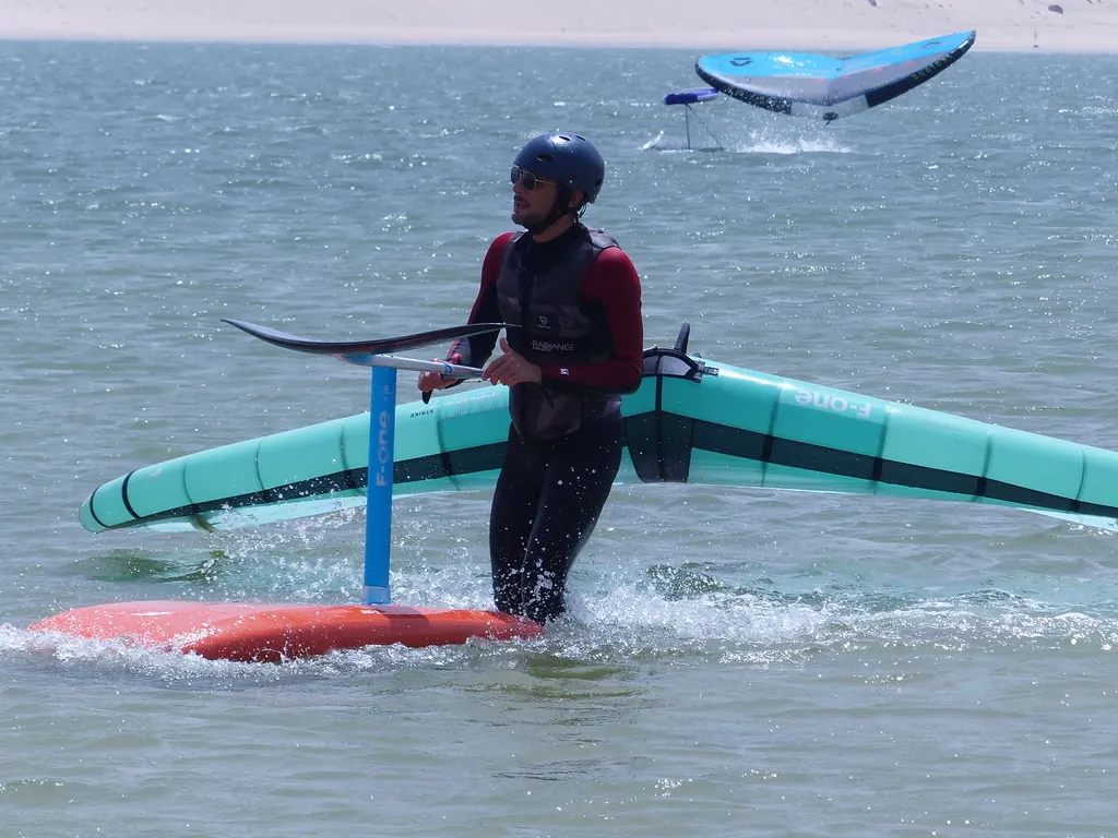 La préparation du départ en wingfoil dans l’eau
