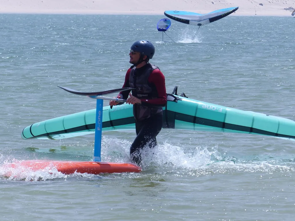 La préparation du départ en wingfoil dans l’eau