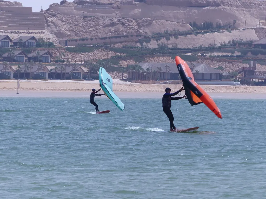 Deux riders en wingfoil sur la lagune