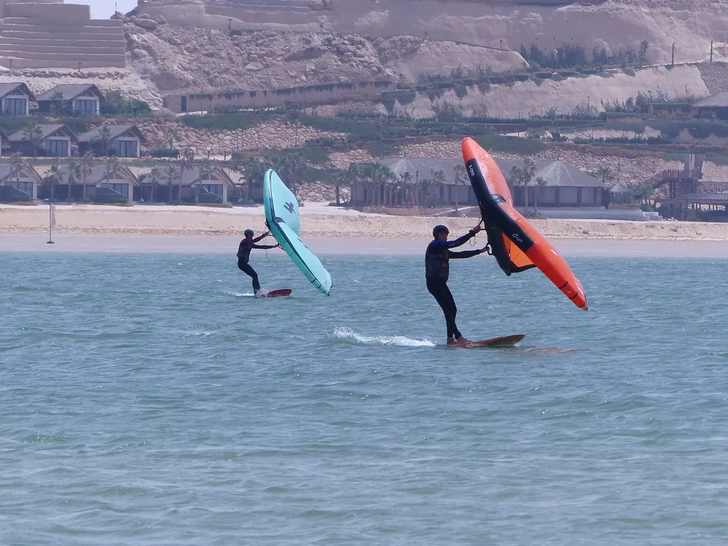 Deux riders en wingfoil sur la lagune