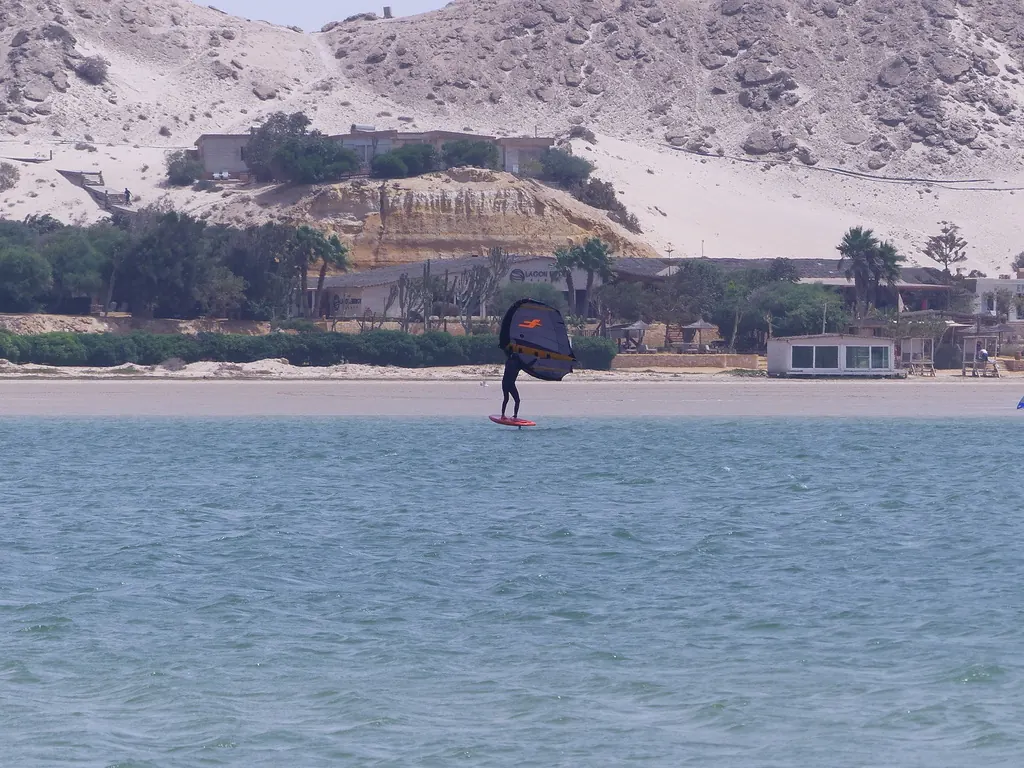 Une session de wingfoil devant les dunes