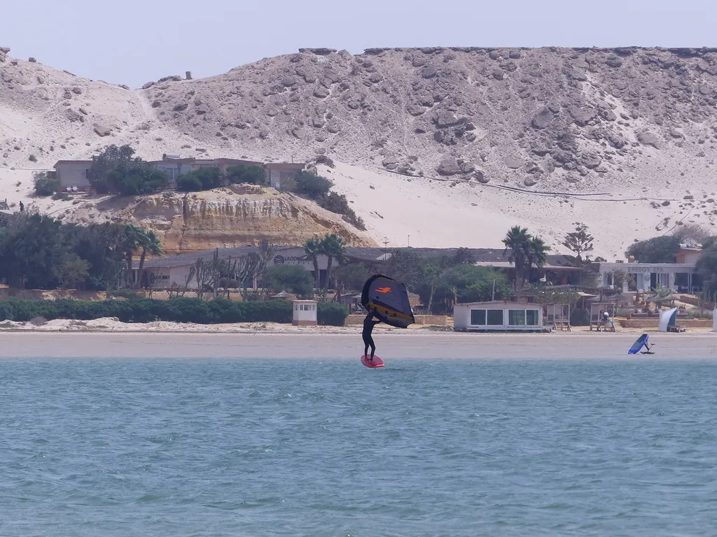 Une session de wingfoil devant les dunes